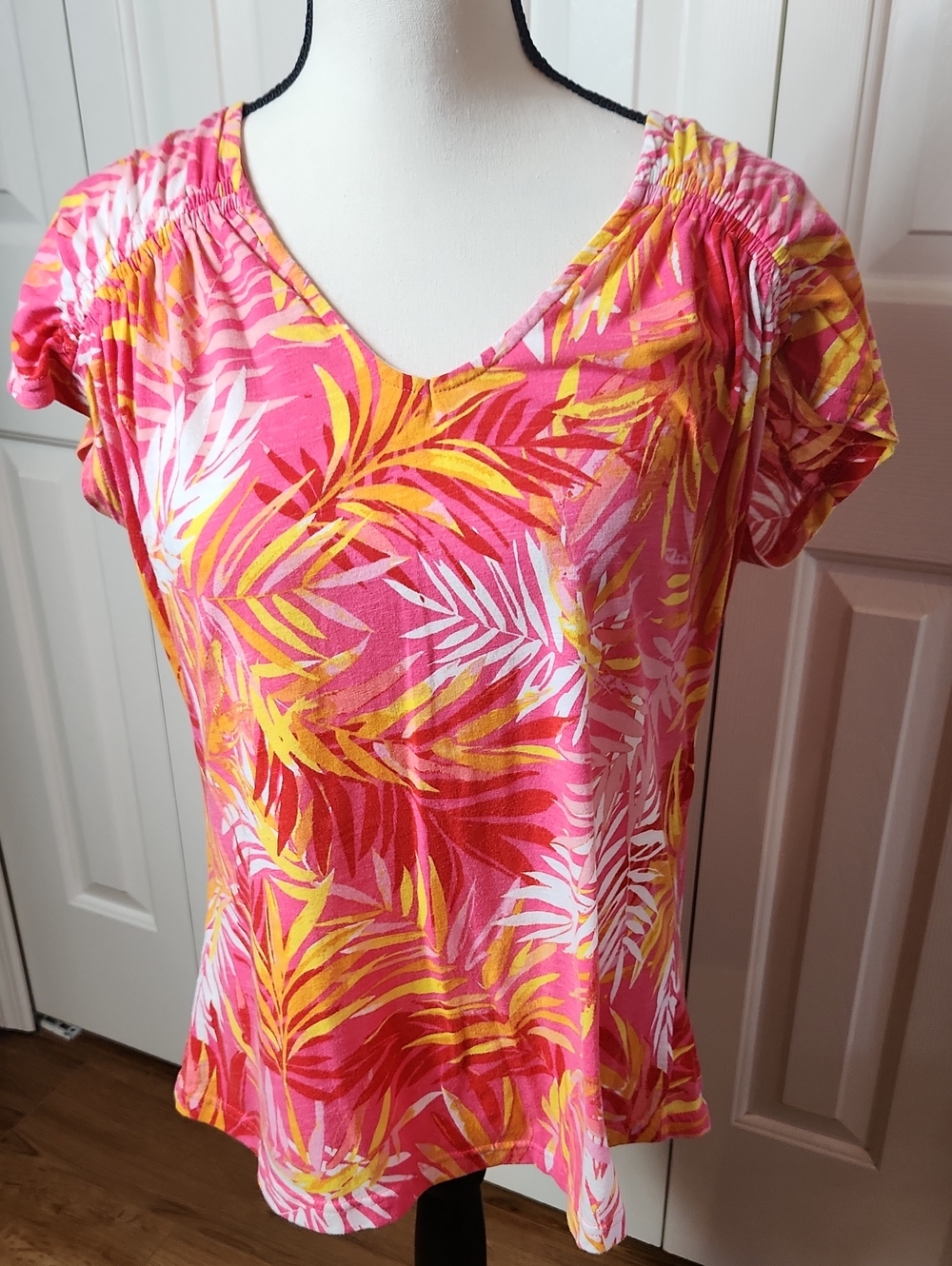 Kiwi Fresh, Women’s Pink Tropical Print V-Neck Top, Size Large